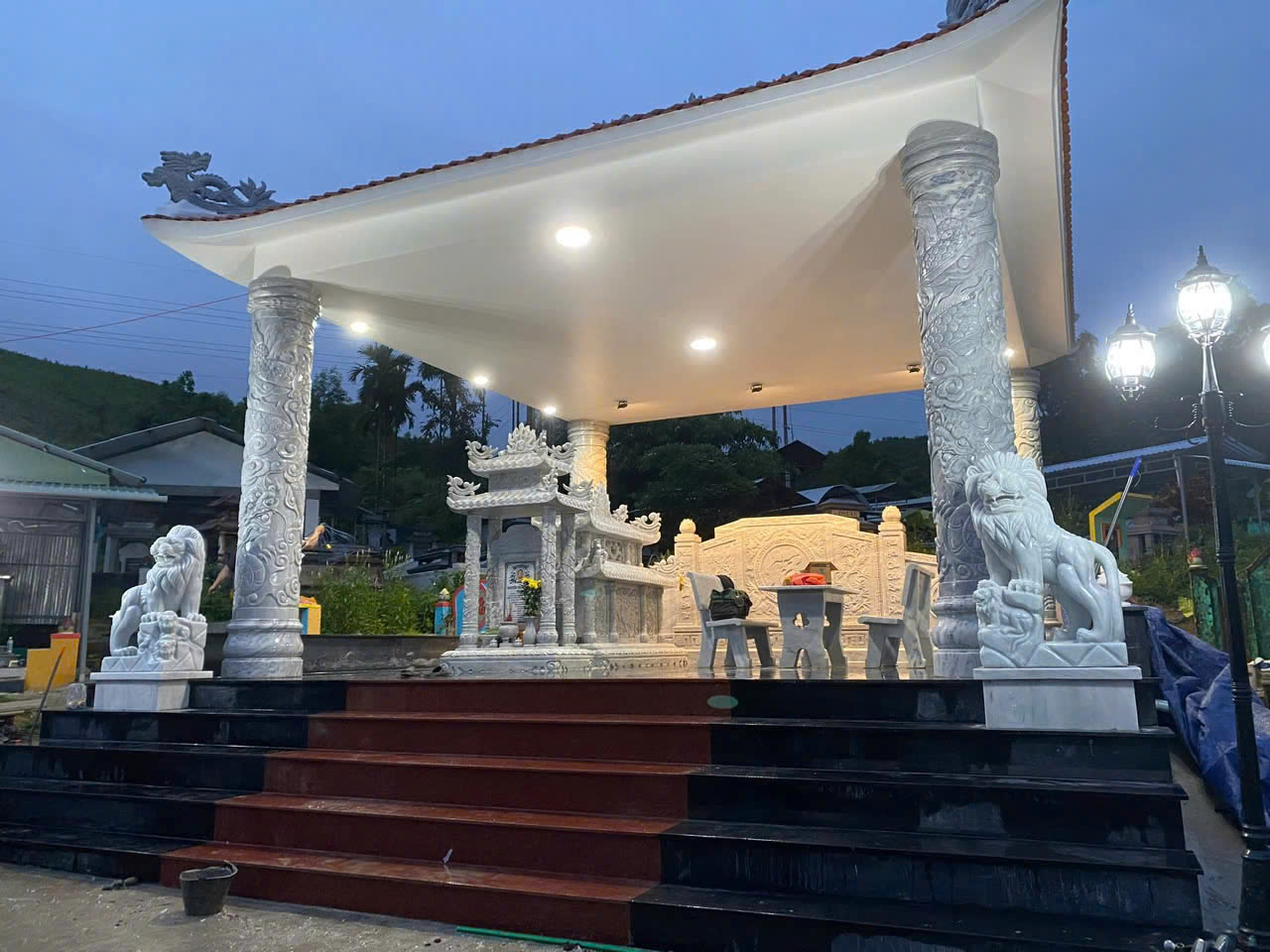 Lăng mộ đá mái hiên