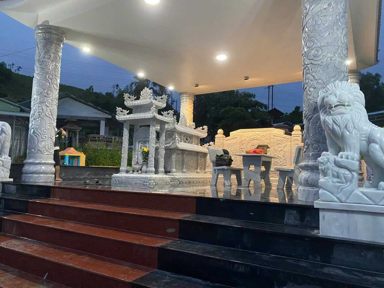 Lăng mộ đá mái hiên
