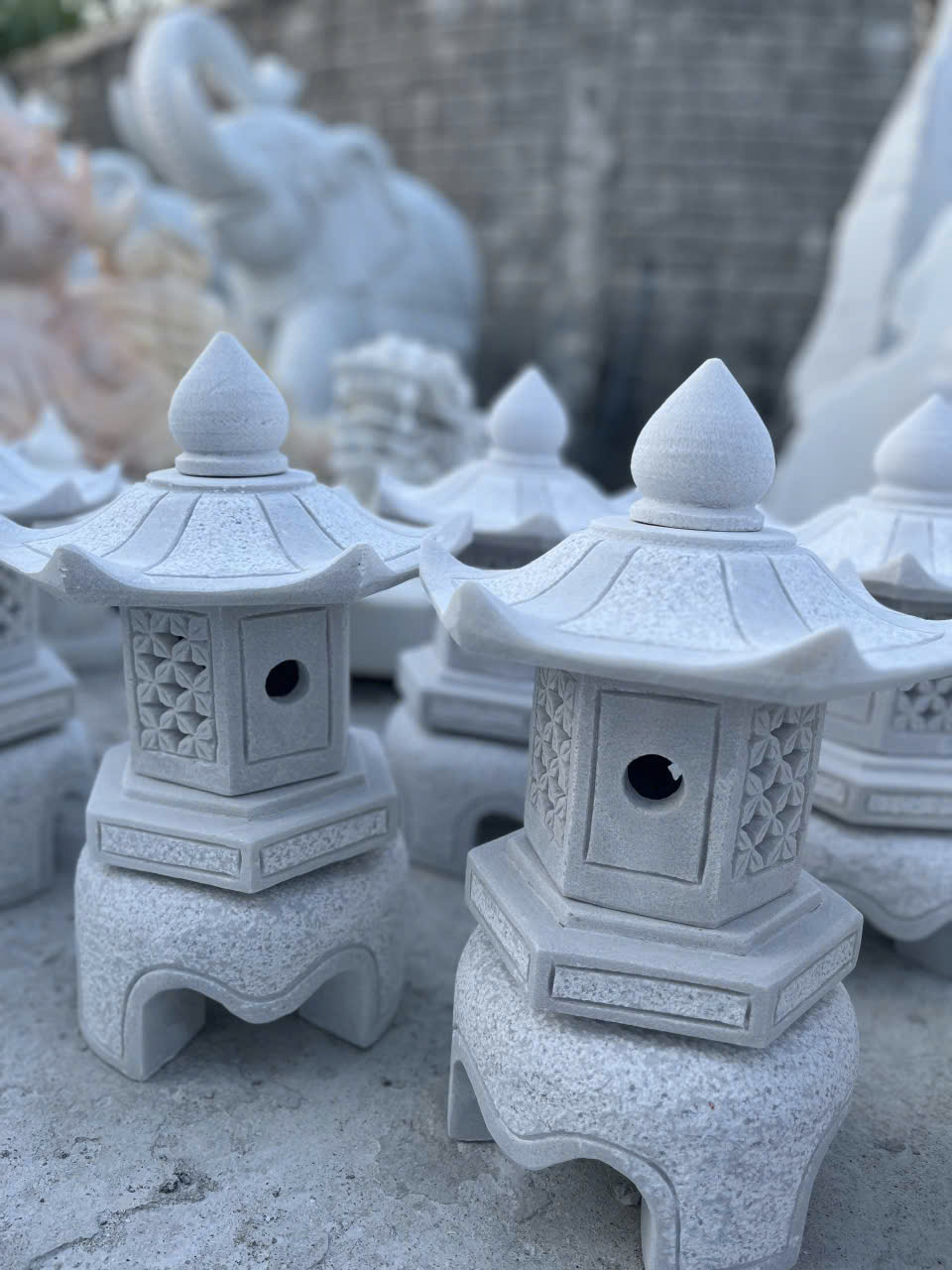 Đèn đá lục lăng