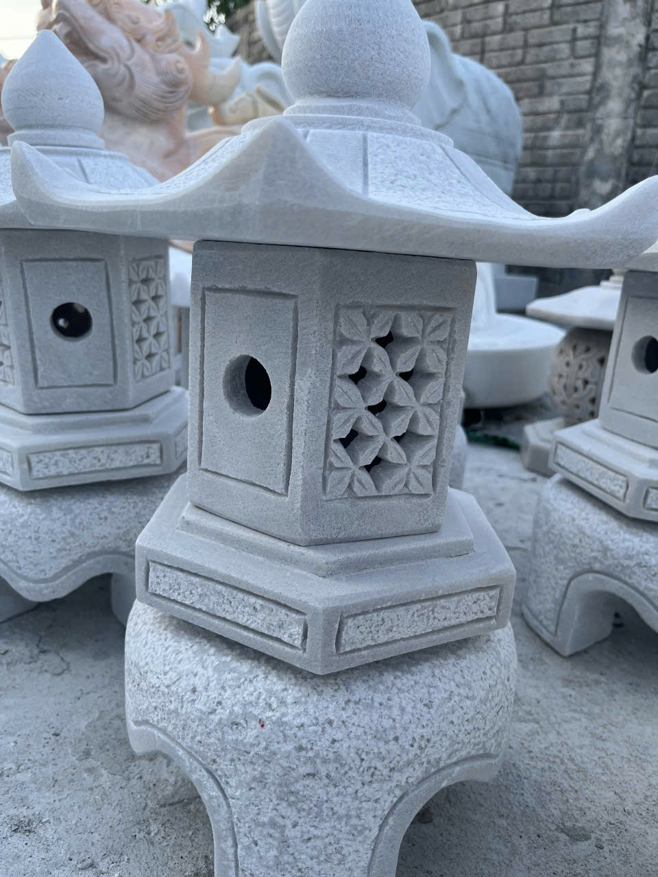 Đèn đá lục lăng