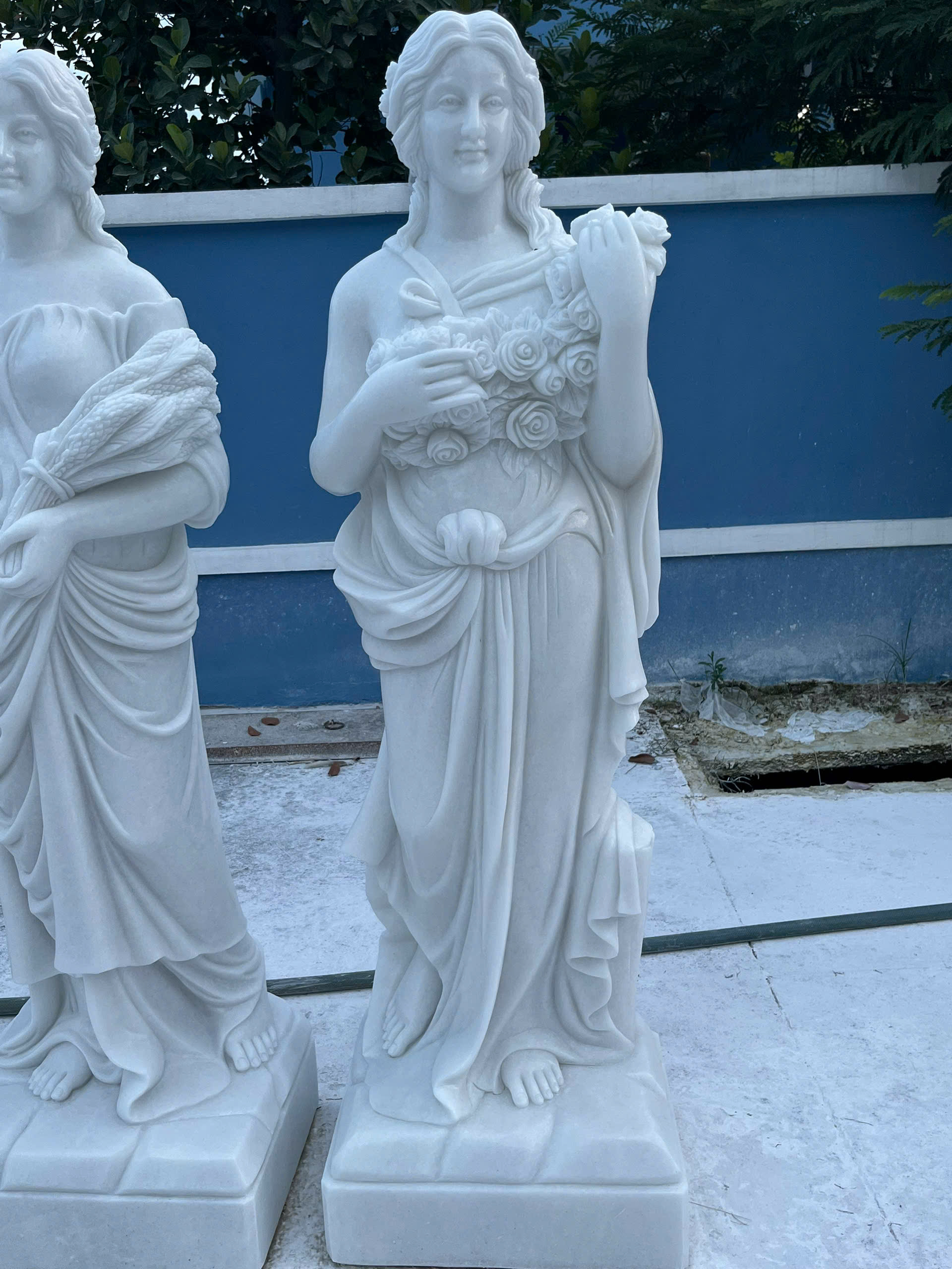 Tượng thiếu nữ trang trí
